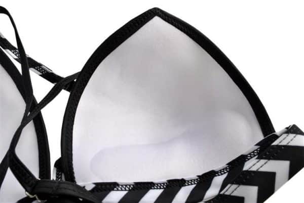 Kétrészes fürdőruha push up melltartóval, Hawaii mintával és díszítő csíkokkal – divatos alakformáló bikini minden testalkatra – S méret (WNDR8792) - Image 3