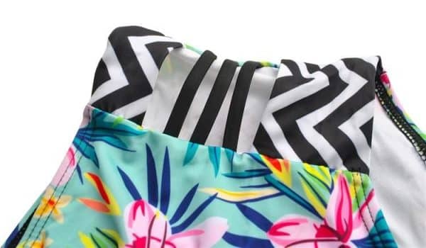 Kétrészes fürdőruha push up melltartóval, Hawaii mintával és díszítő csíkokkal – divatos alakformáló bikini minden testalkatra – S méret (WNDR8792) - Image 4