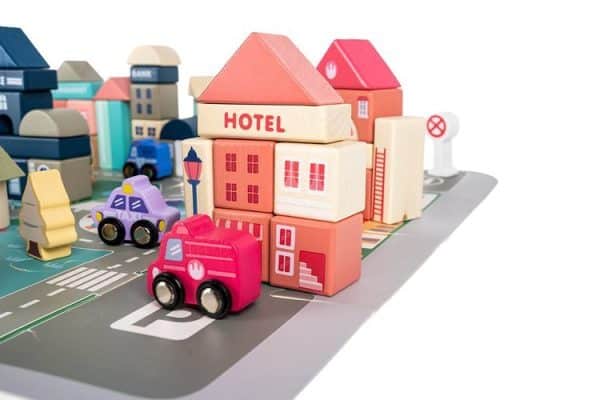Kreatív fa város építőjáték játszószőnyeggel – 115 darab (WNDR11228) - Image 6