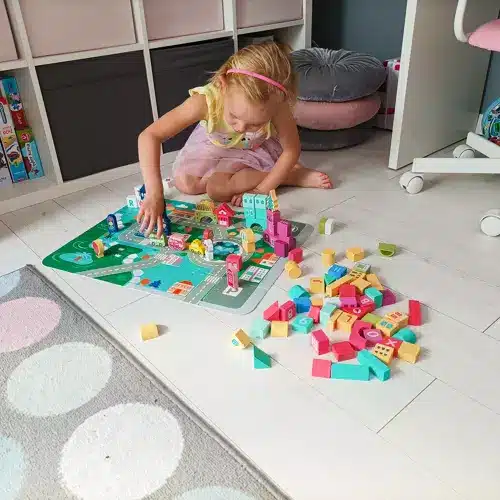 Kreatív építhető fa város játszószőnyeggel – 100 db-os (WNDR19159) - Image 6