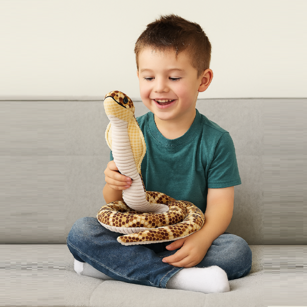 Bauer Óriás plüss kobra – 150 cm-es puha kígyófigura, valósághű mintázattal és részletekkel (EDC) - Image 3