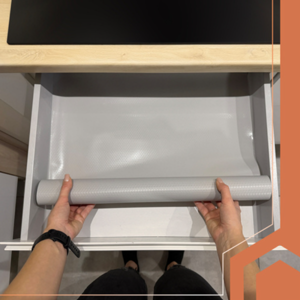 Ruhhy vágható csúszásgátló fiók- és polcbélés – 500×50 cm-es szekrényekhez, konyhába és fürdőbe – szürke (WNDR26866) - Image 4