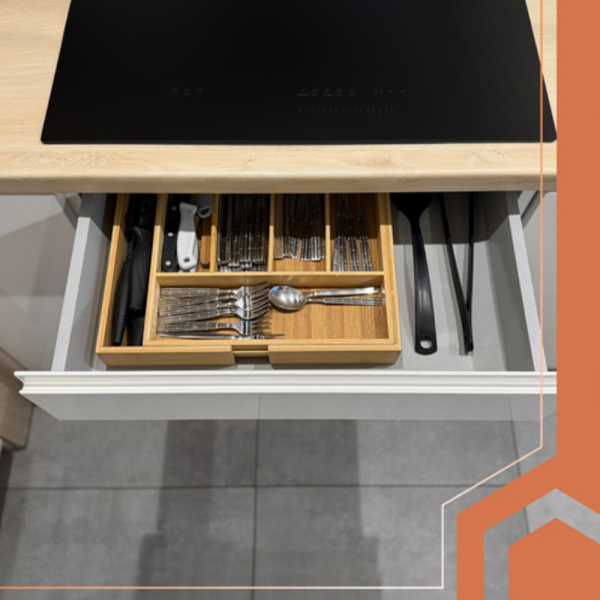 Ruhhy vágható csúszásgátló fiók- és polcbélés – 500×50 cm-es szekrényekhez, konyhába és fürdőbe – szürke (WNDR26866) - Image 2